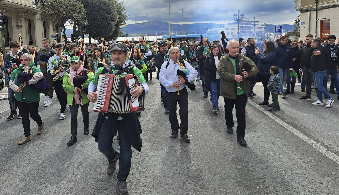 Con la bahía al fondo, los aficionados verdiblancos salen de la zona de la rotonda de Castelar para dirigirse hacia la calle Tetuán.