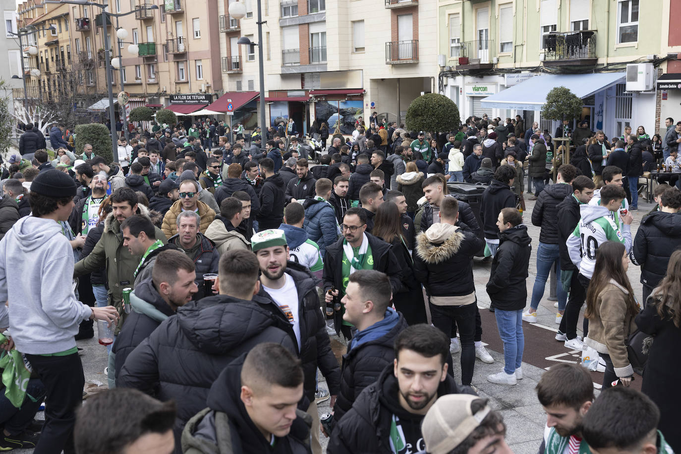 Sobre las tres de la tarde, la calle Tetuán era un hervidero de aficionados verdiblancos, cogiendo fuerzas para el partido de la tarde.