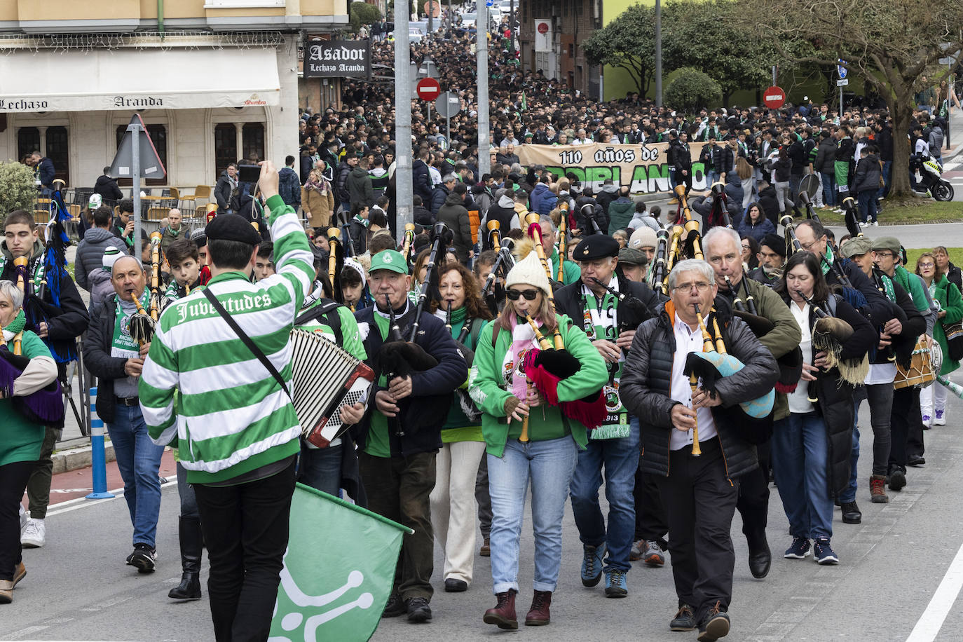 La Banda del Centenario ya enfila hacia el campo para iniciar así el corteo de los aficionados.