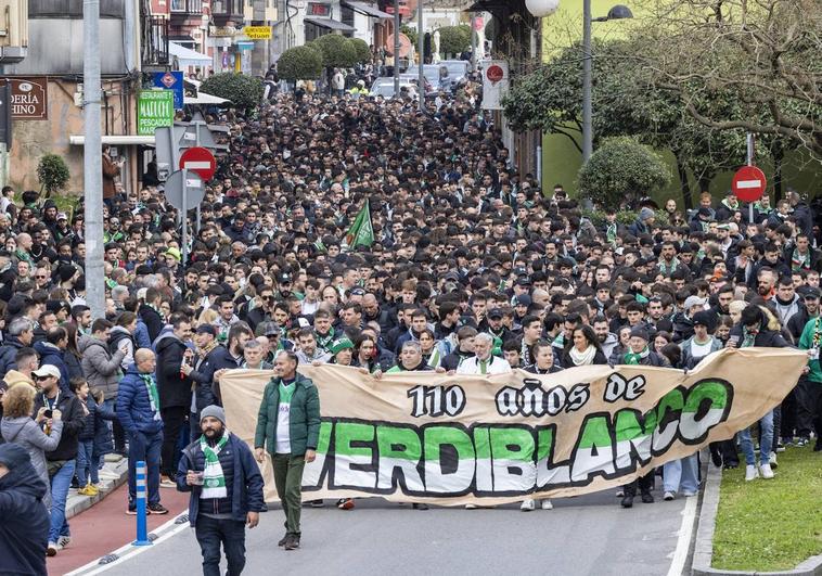 La marea verdiblanca parte desde Tetuán camino de El Sardinero.