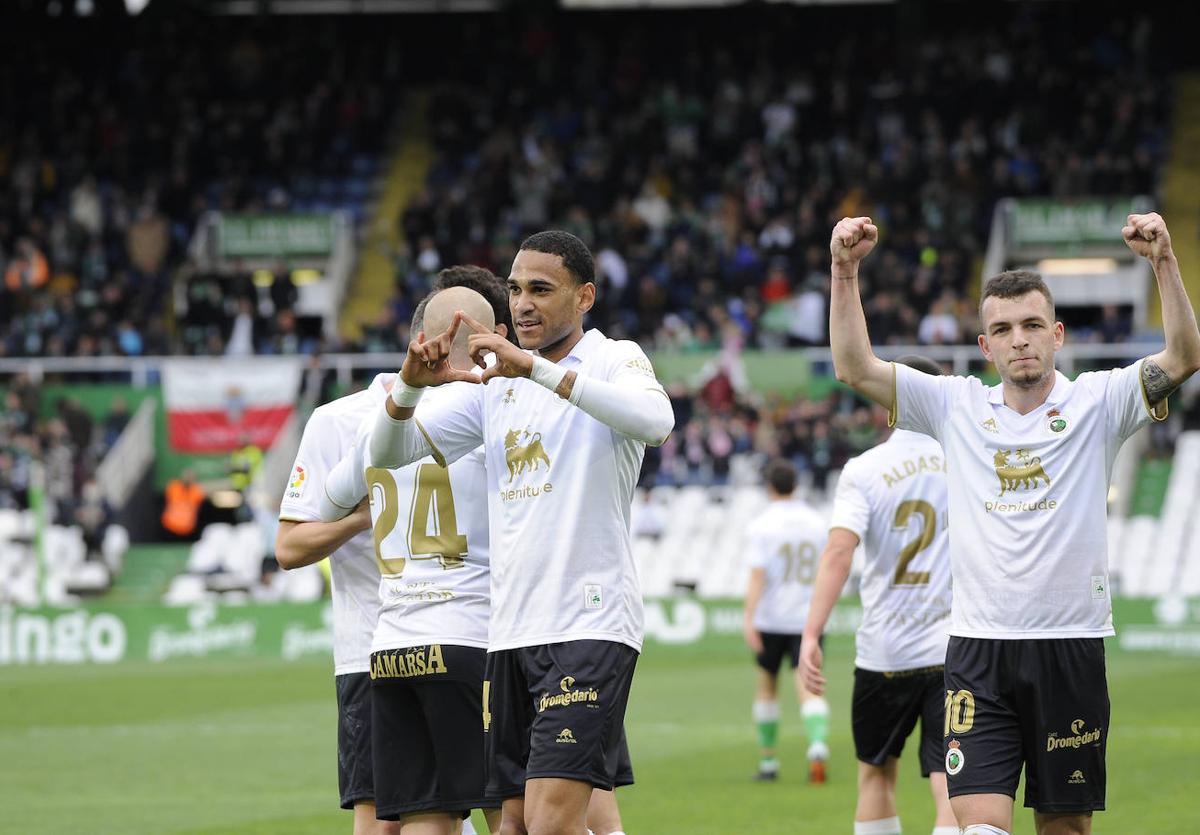 Jordi Mboula celebra uno de sus goles, junto a Íñigo Vicente.