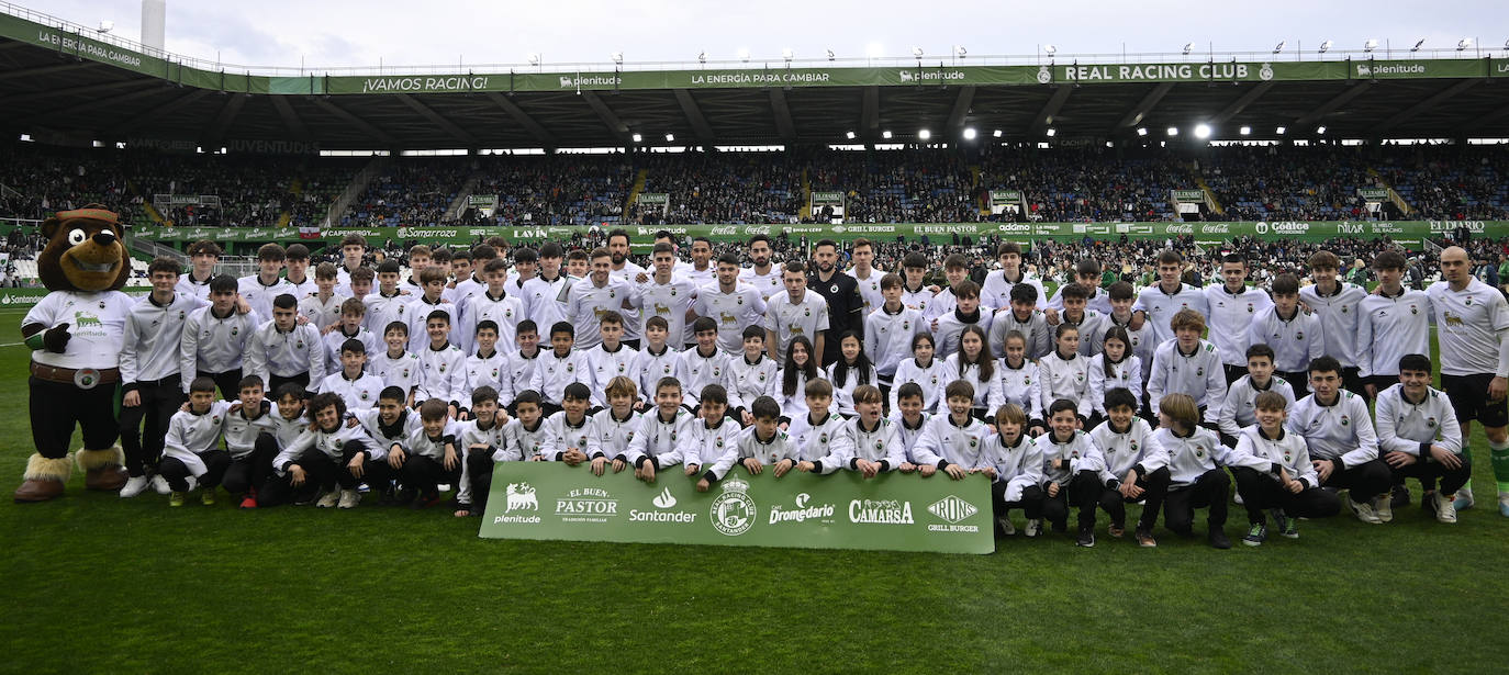 Los jugadores de la primera plantilla posan con los chavales de los equipos de base y de la academia del club.