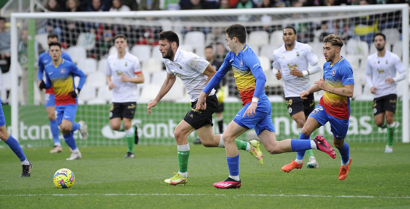 Baturina corre hacia la pelota presionado por dos rivales.