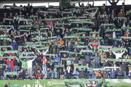 Los aficionados verdiblancos animan a su equipo en un partido de lo más especial para el racinguismo