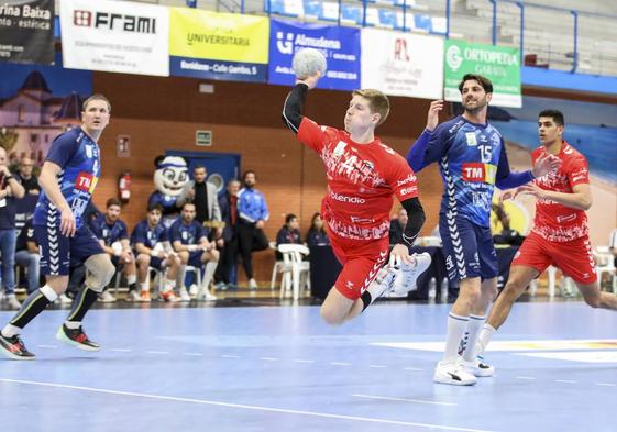 Nico Bono, central del Blendio Sinfín, vuela mientras lanza hacia la portería del Benidorm.