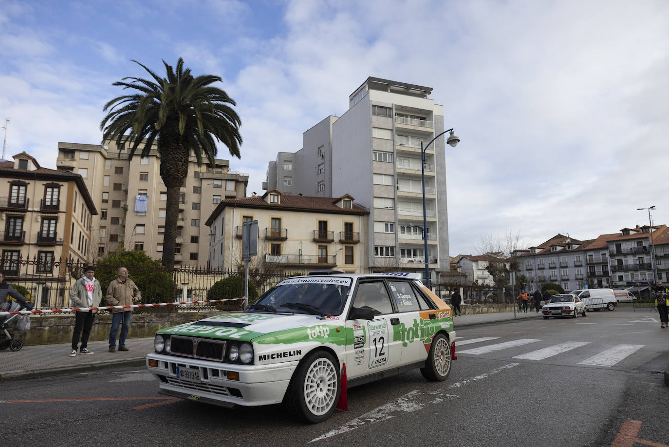 Otro de los vehículos míticos en los rallies, el Lancia Delta, en este caso el de Santiago Campos.