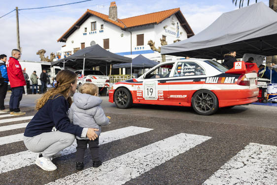 Un joven aficionado contempla el coche de los ganadores, Ricardo y Moisés Gómez