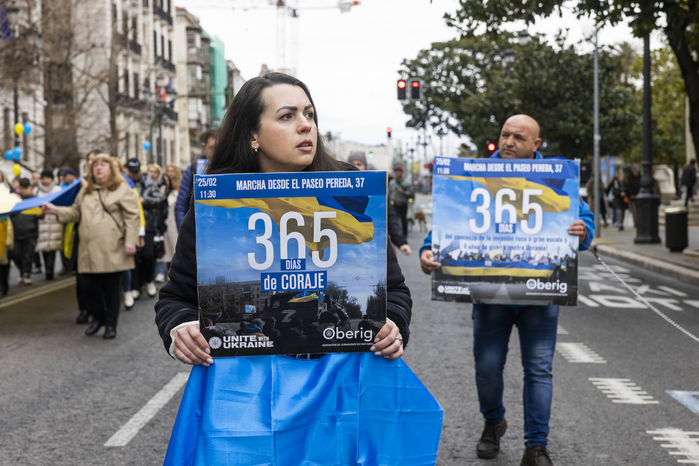 Muchos carteles con el número 365 , los días que dura la invasión