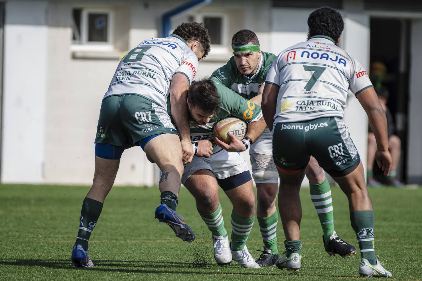 Gastón Varela, con el oval, escoltado por Javi González intenta avanzar entre dos jugadores del Jaén.