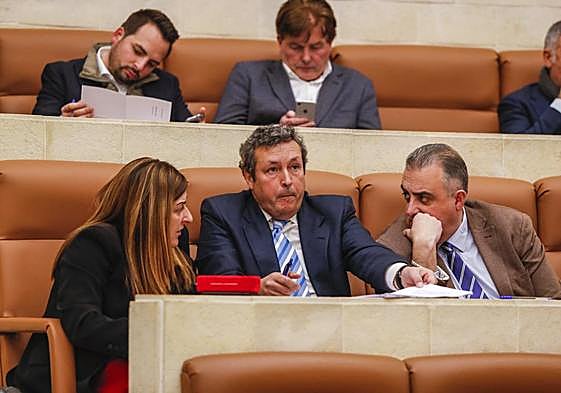María José Sáenz de Buruaga, Íñigo Fernández y Roberto Media, ayer, presidiendo la bancada popular en el Parlamento.