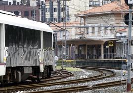 Un tren de la flota de la red de Cercanías circula con los vagones llenos de pintadas en las inmediaciones de la estación de Torrelavega.