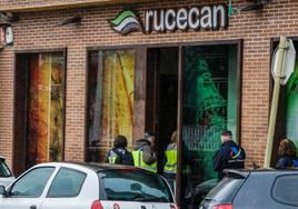 Los investigadores, cuando accedieron la semana pasada a las oficinas de Rucecan, en Torrelavega.