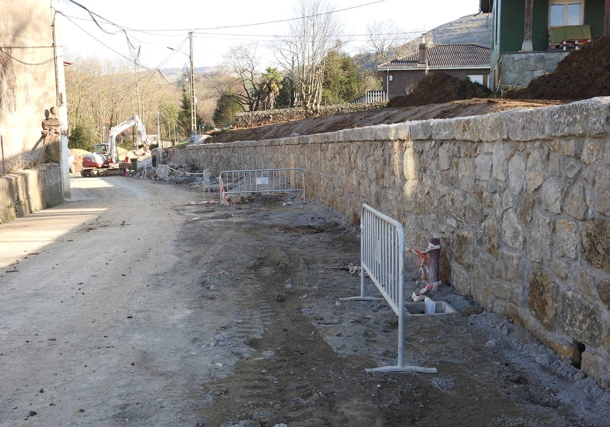 La calle en obras que conduce al parque de Revilla