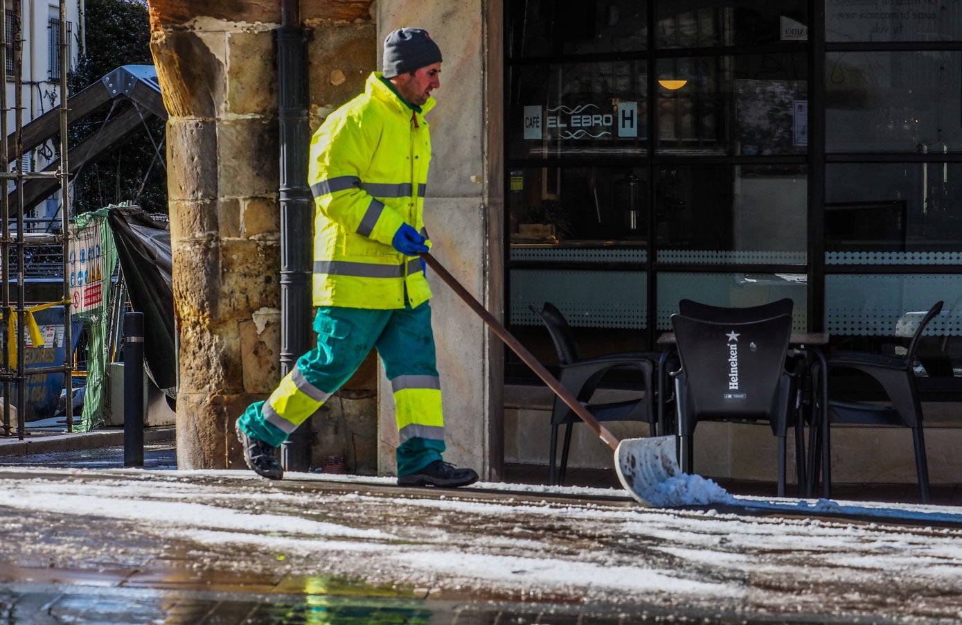 Los operarios de limpieza se han afanado para despejar las calles de nieve y evitar problemas a los transeuntes.