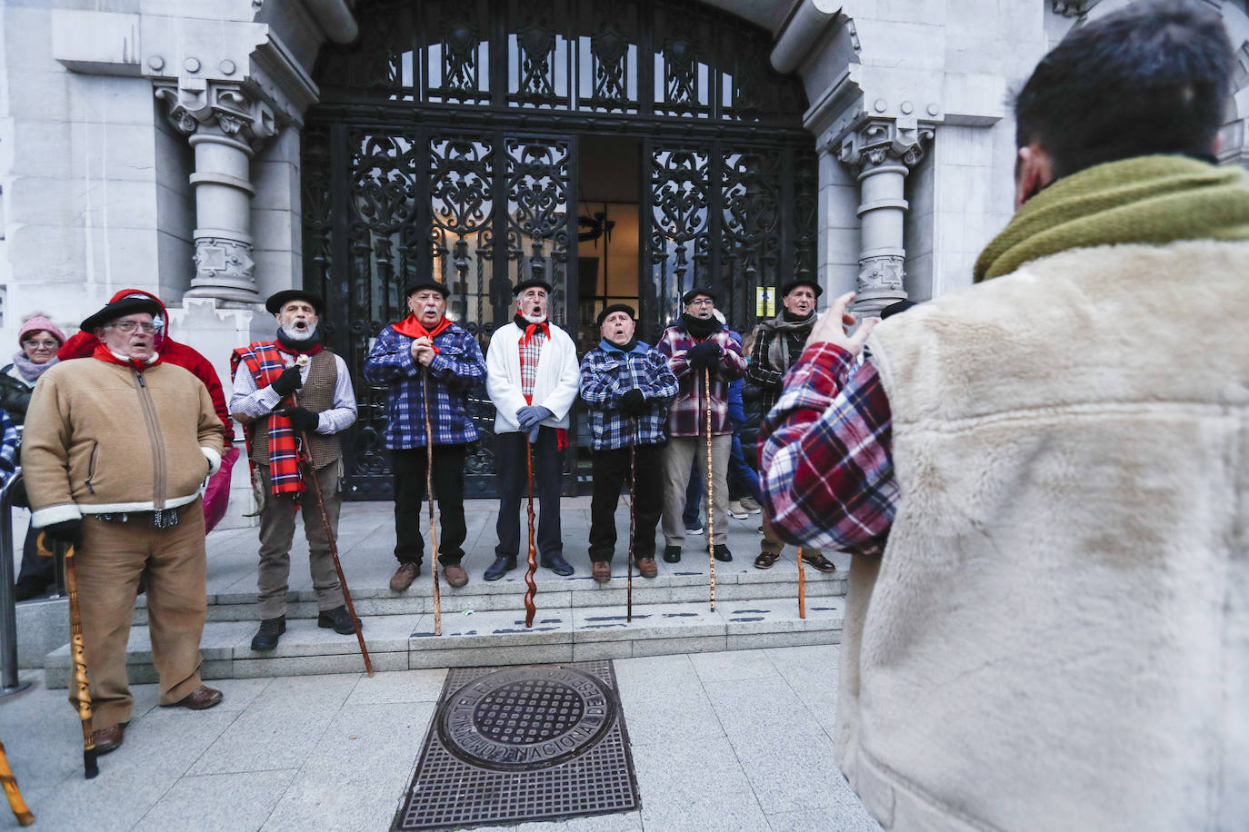 Los marceros del Coro Ronda Altamira interpretan el tradicional cancionero.