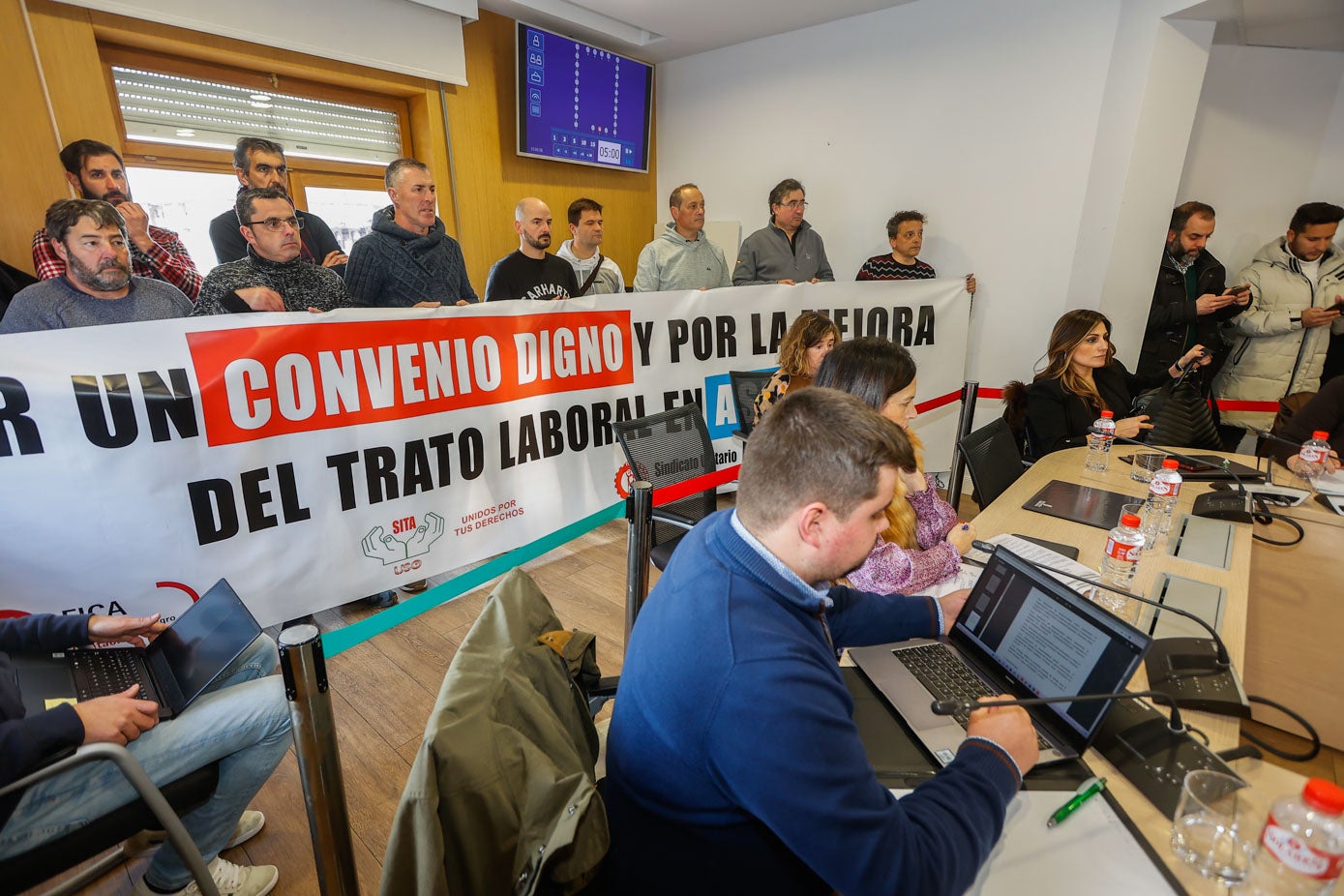 «Por un convenio digno y por la mejora del trato laboral en Aspla», reza el cartel con el que se presentado la plantilla de la compañía, en huelga desde hace un mes.