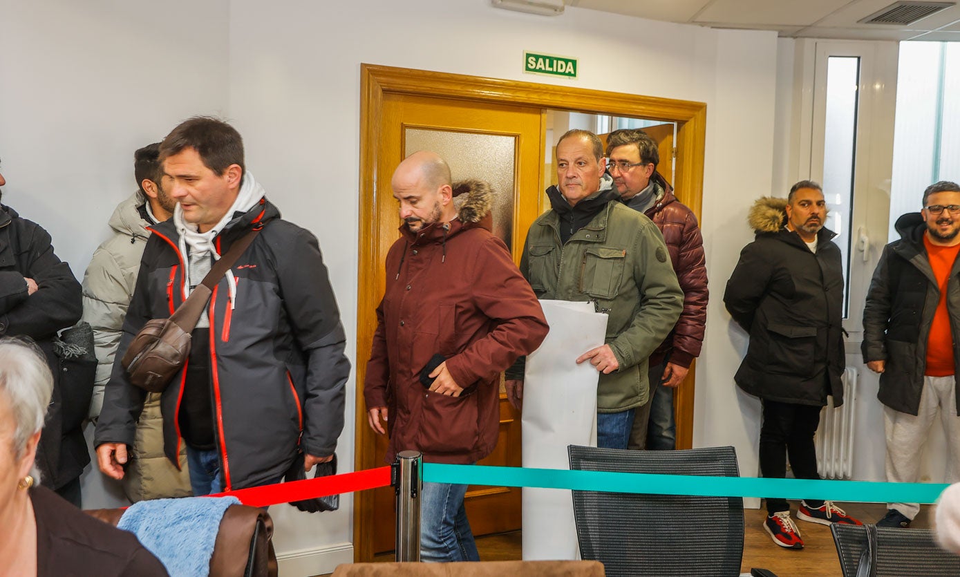 Trabajadores de ASPLA acceden al salón de plenos, este martes, en el edificio municipal de Baldomero Iglesias.