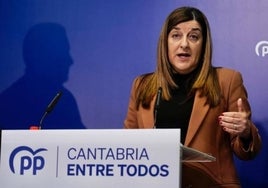 La líder del PP, durante la rueda de prensa de este martes