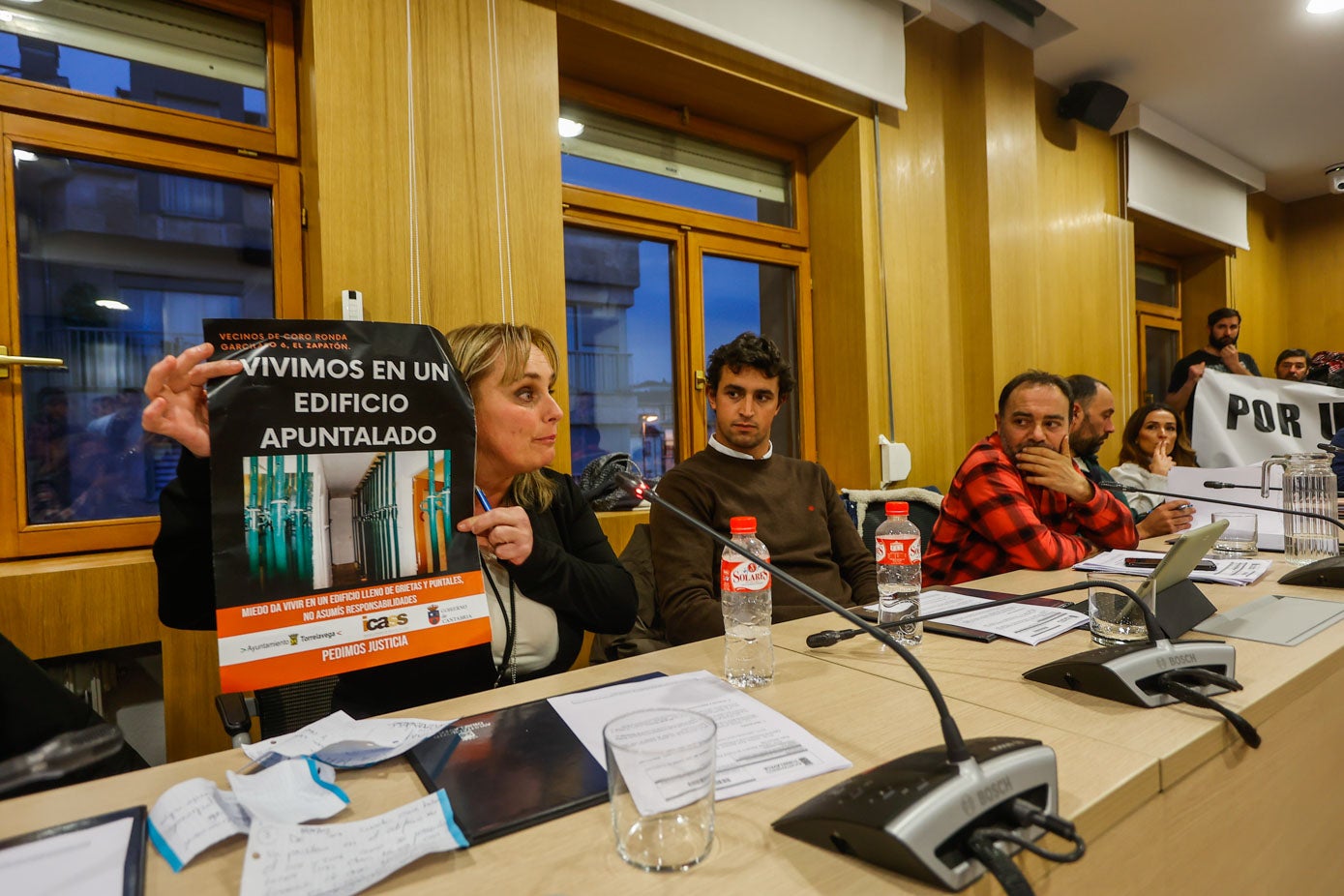 Lourdes Verdeja, portavoz de los vecinos del edificio apuntalado, interviene ante los grupos políticos.