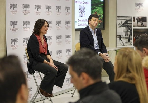 Cristina Pérez, responsable de Talento Solidario, y Bruno Sánchez-Briñas, del programa de Desarrollo Rural, en la presentación de ayer