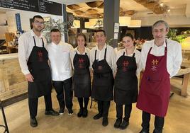 Representación del equipo de cocina y de sala de La Taberna del Herrero.