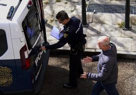 El jefe del servicio de Carreteras Autonómicas, Miguel Ángel Diez, accede al furgón policial tras prestar declaración el pasado viernes ante la jueza.