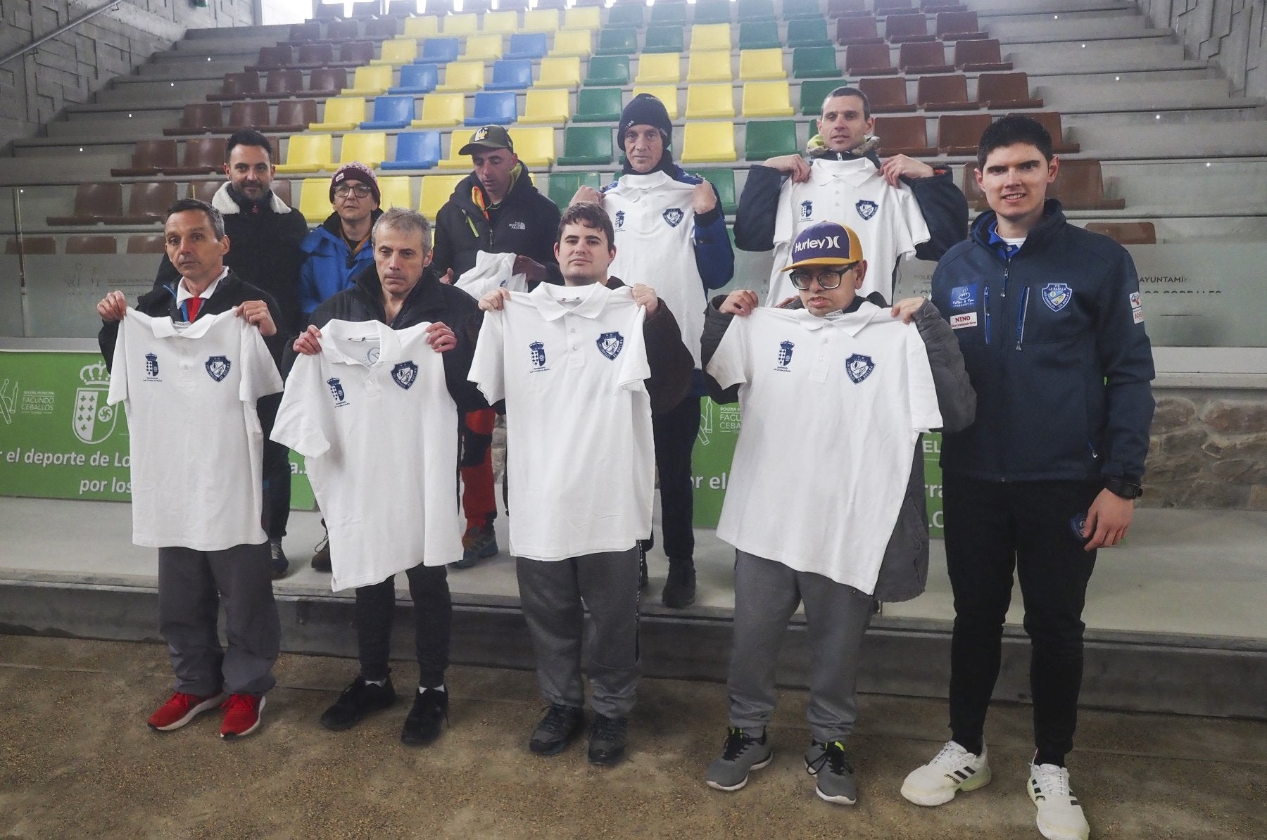 Los protagonistas de la escuela posan con camisetas de La Rasilla y las autoridades presentes.