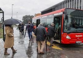 Usuarios del Torrebus acceden a uno de los autobuses.