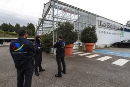 Tres agentes de la Agencia Tributaria, durante el registro en la sede de La Encina el miércoles de la semana pasada.