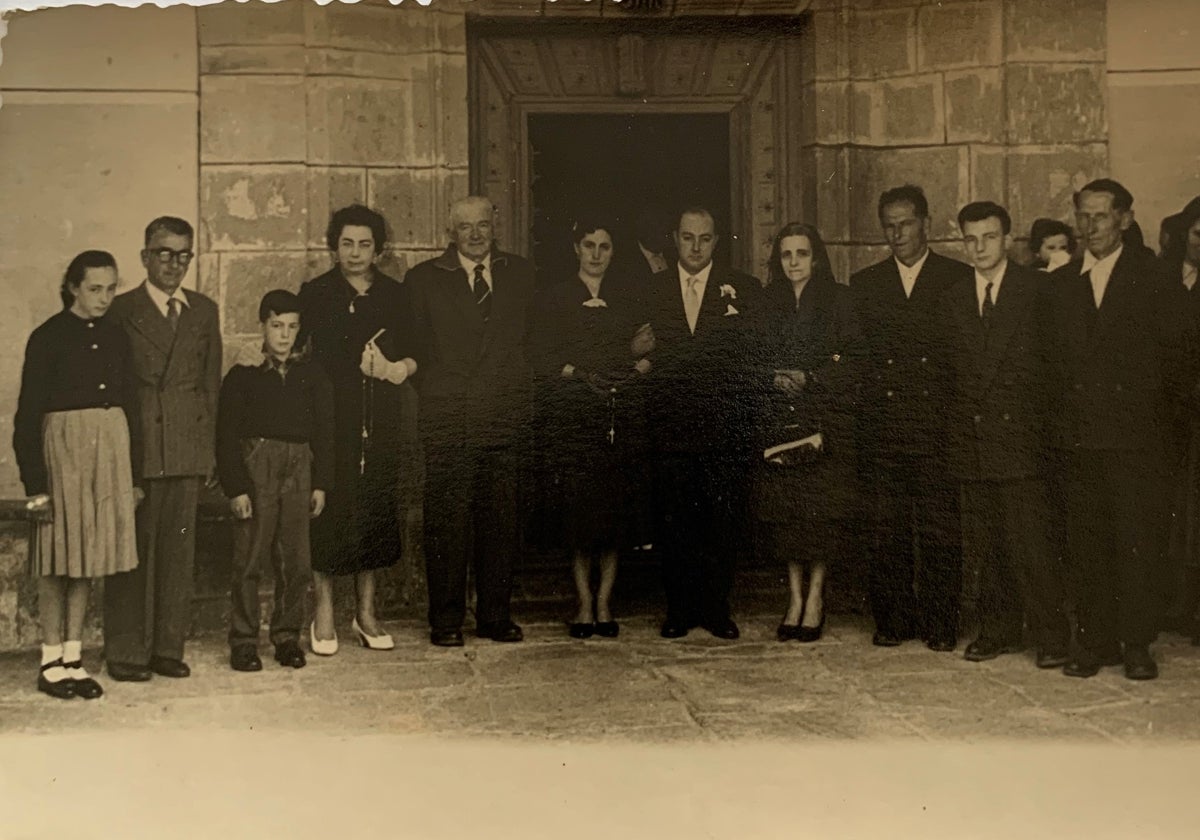 Boda de José Ruiloba y Florina Gutiérrez, las señoras con sus velos o mantillas, misal y rosario.