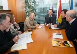 Reunión del alcalde con el consejero.