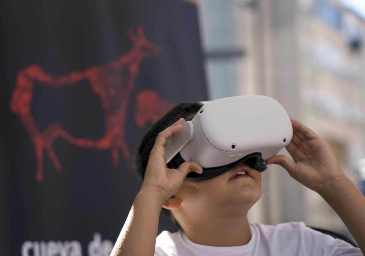 Un niño disfruta de la visita virtual.