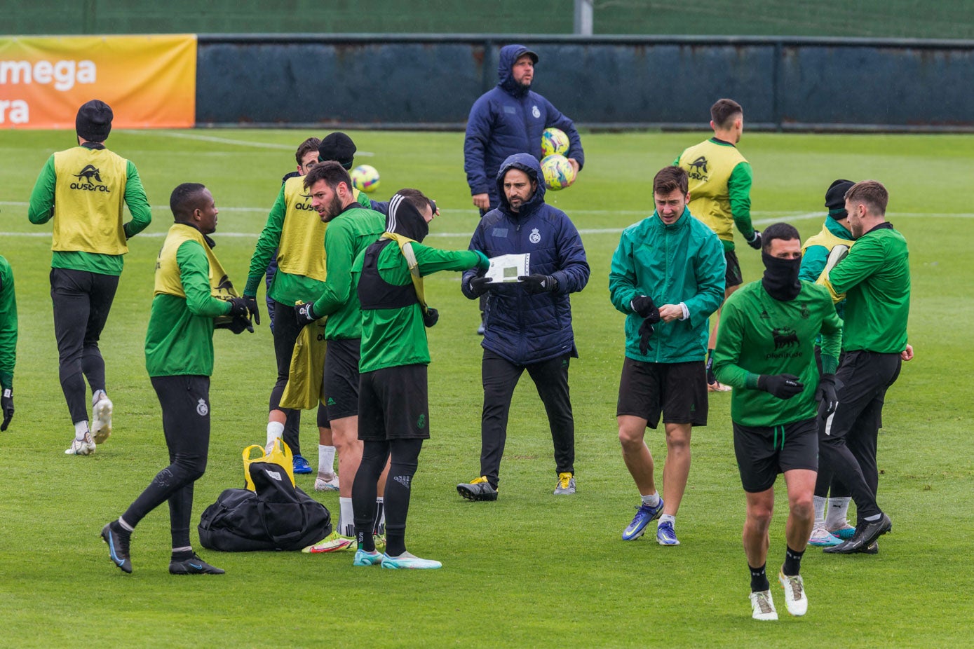 Pablo Álvarez imparte encapuchado instrucciones alos futbolistas mientras José Alberto observa las evoluciones sobre el campo 2 de las Instalaciones Nando Yosu.