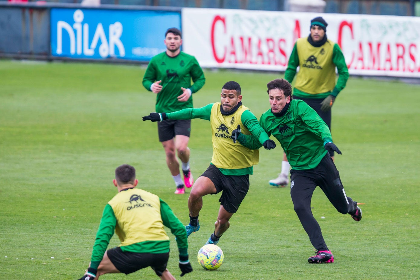 Juergen, que aunque le está costando recuperar su sitio en el once inicial hace fechas que trabaja al mismo ritmo que sus compañeros, esquiva la presión de Sangalli.