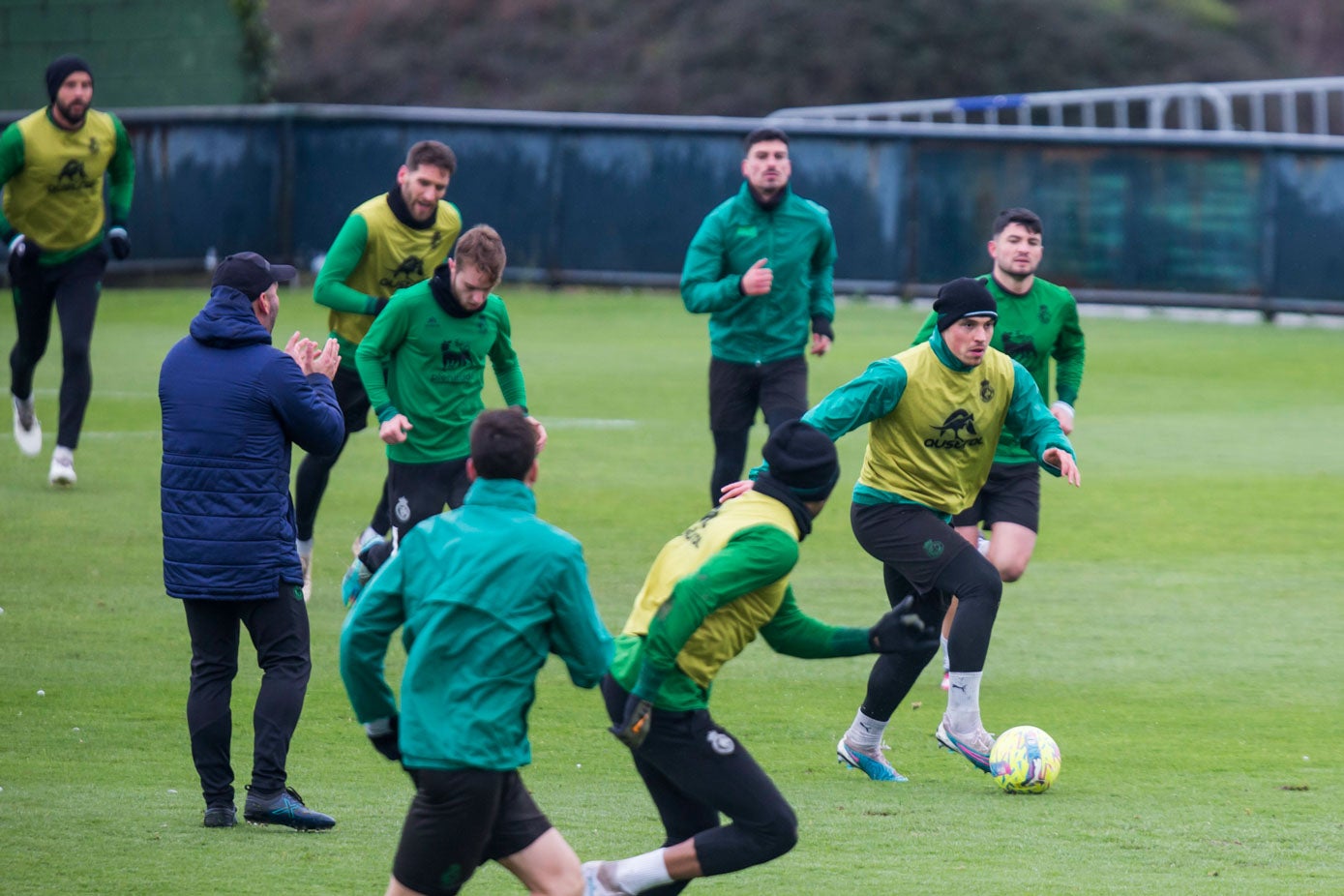 José Alberto da órdenes durante el entrenamiento.