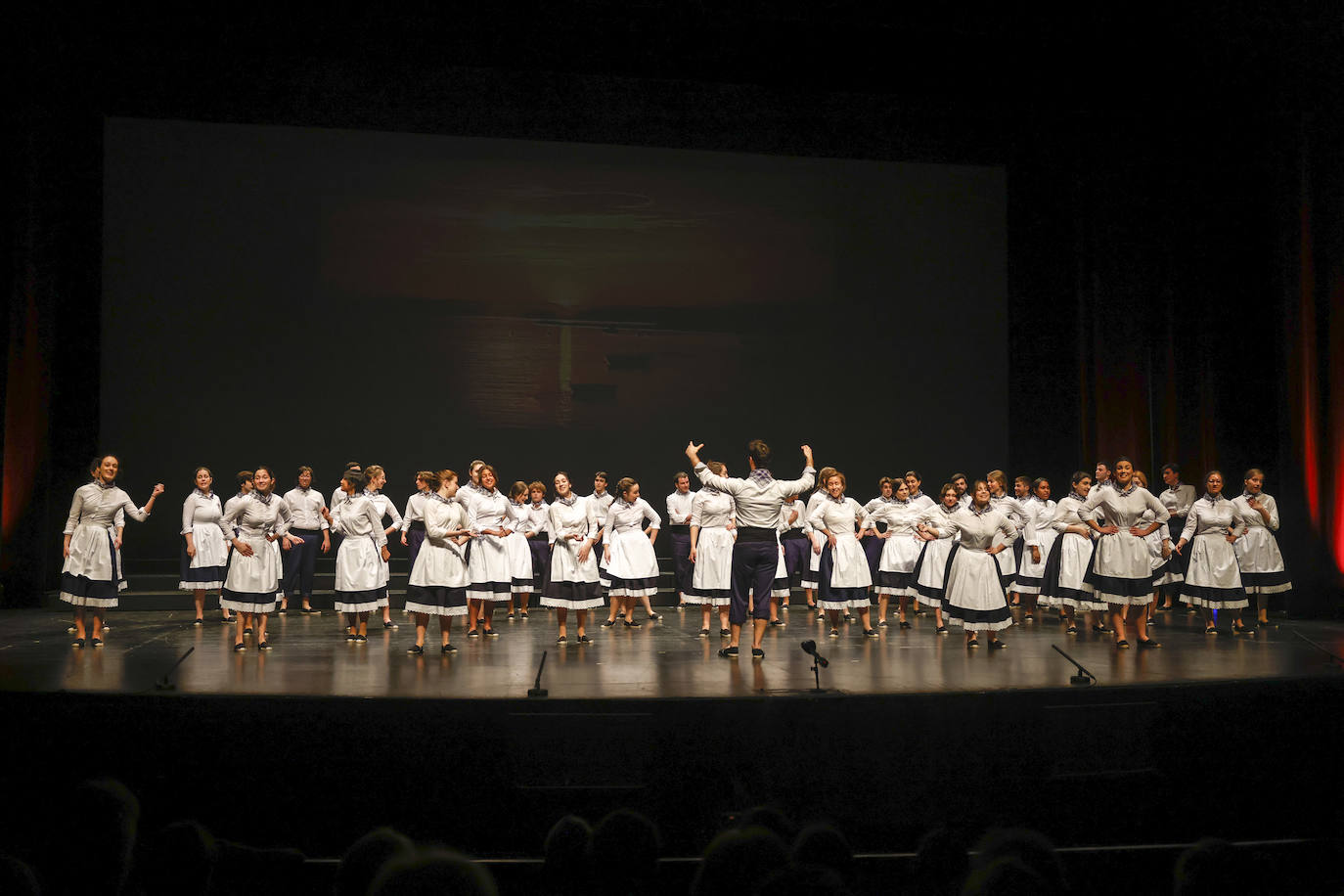 El Coro Joven de Santander, dirigido por César Marañón, debutó en la gala con el estreno de la 'Suite Montañesa' del compositor Óscar Rodríguez Pastora.