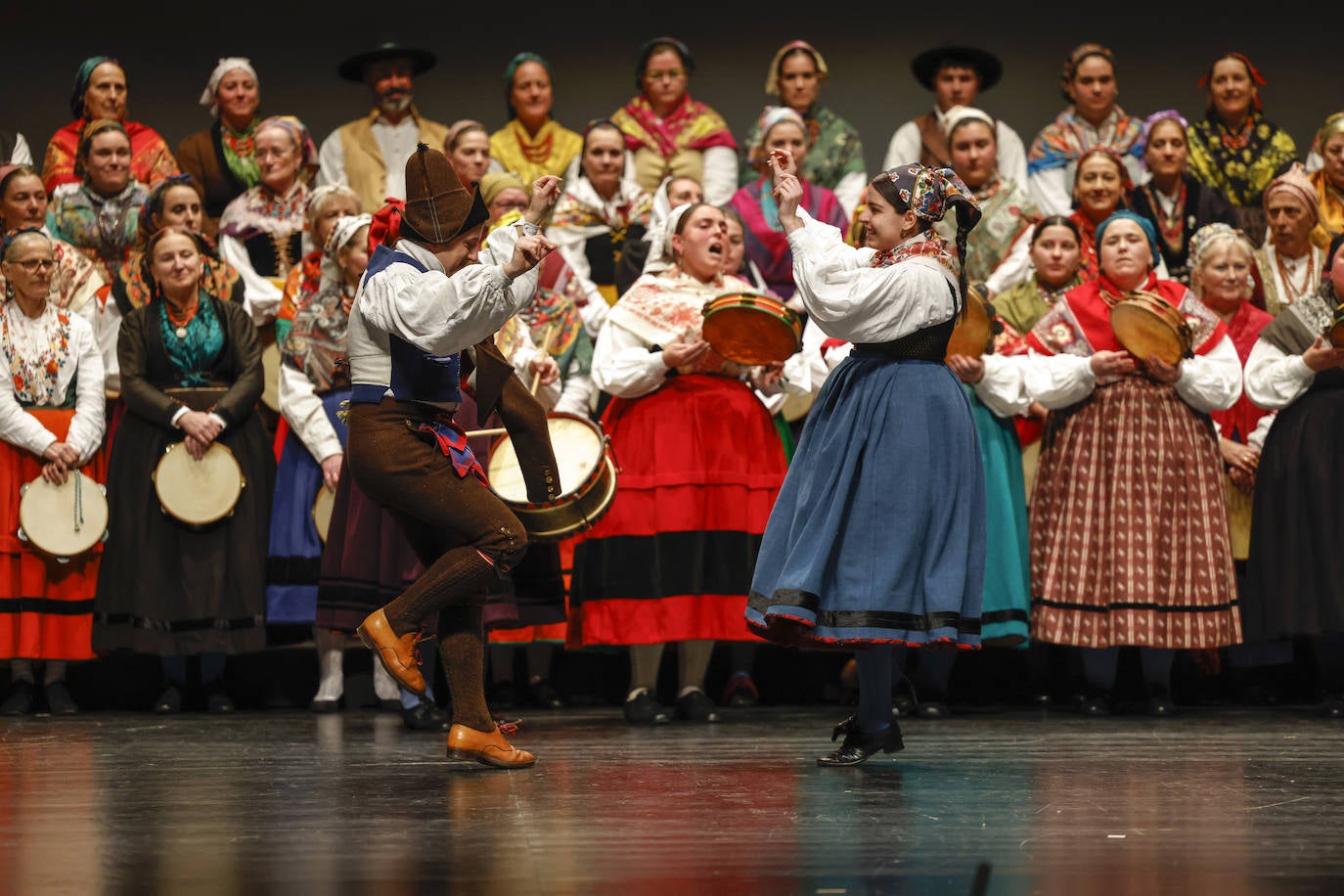 Dos bailarines del Grupo de Danza Santa Justa de Ubiarco pusieron en valor la danza de Cantabria.