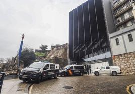 Imagen de los vehículos de la Policía Nacional a las puertas de la sede de la Consejería de Obras Públicas el día que se realizaron los registros en las oficinas.