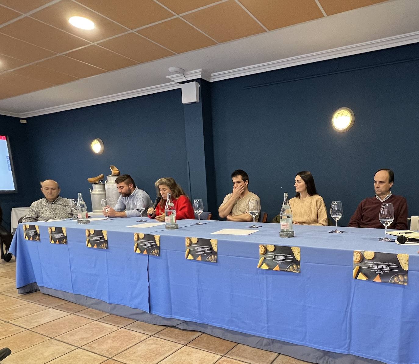 De izquierda a derecha, los participantes en la mesa celebrada en la Semana del Queso del IESFuente Fresnedo de Laredo: Ángel Luis Gómez Calle (Asociación de Catadores Umami); César Campo (presidente de Acequeso y Quesería Javier Campo);Ana Arroyo (Laboratorios Arroyo); César Ruiz (Quesería La Pasiega de Peña Pelada);Elvira Abascal (Restaurante El Nuevo Molino) y José MªAlonso (Quesería Quesoba y presidente de Quered).