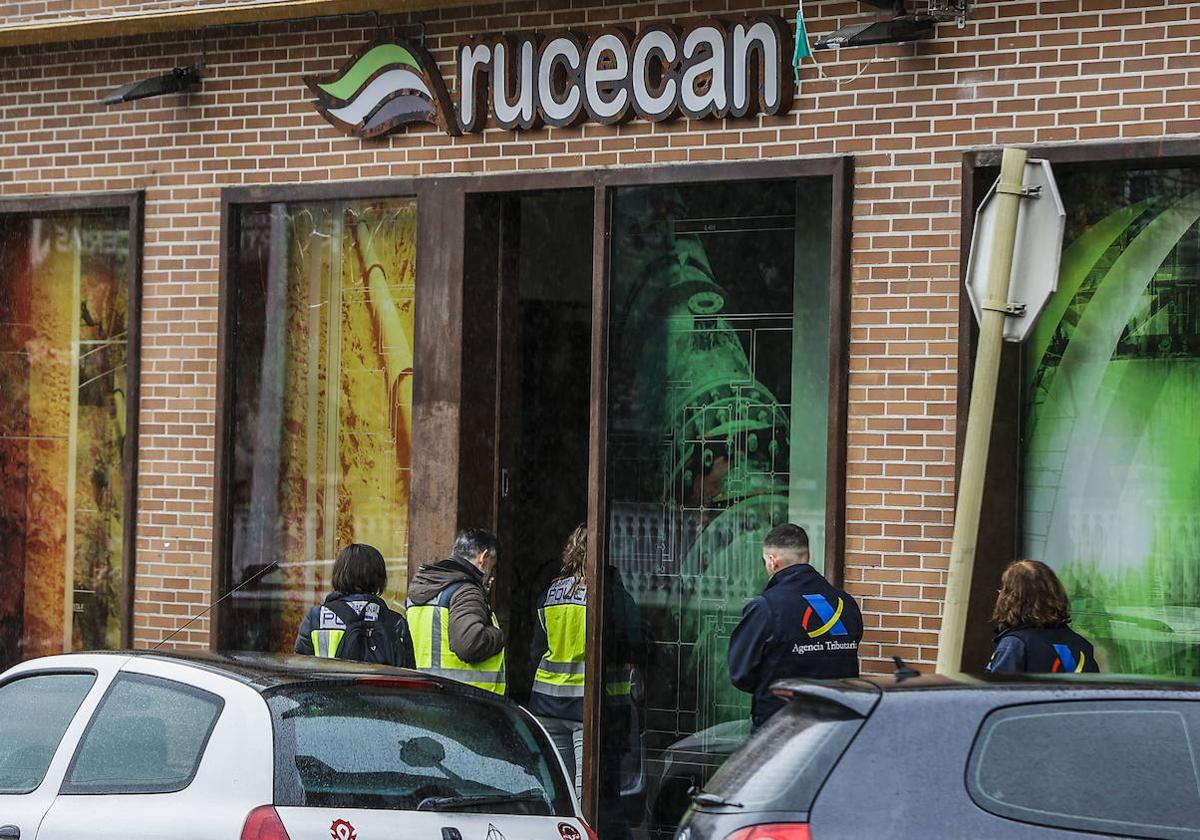 Agentes de la Policía y la Agencia Tributaria en el momento de acceder a la empresa Rucecan de Torrelavega para realizar un registro tras explotar el caso de corrupción.