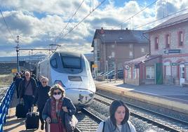 Los pasajeros de tren abandonan los vagones tras comunicar Renfe la imposibilidad de continuar la marcha.