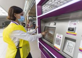 Personal de Renfe muestra cómo adquirir el bono gratuito.