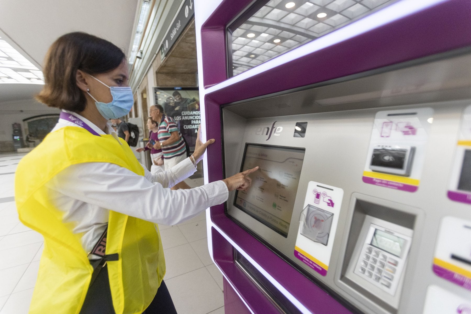 Personal de Renfe muestra cómo adquirir el bono gratuito.