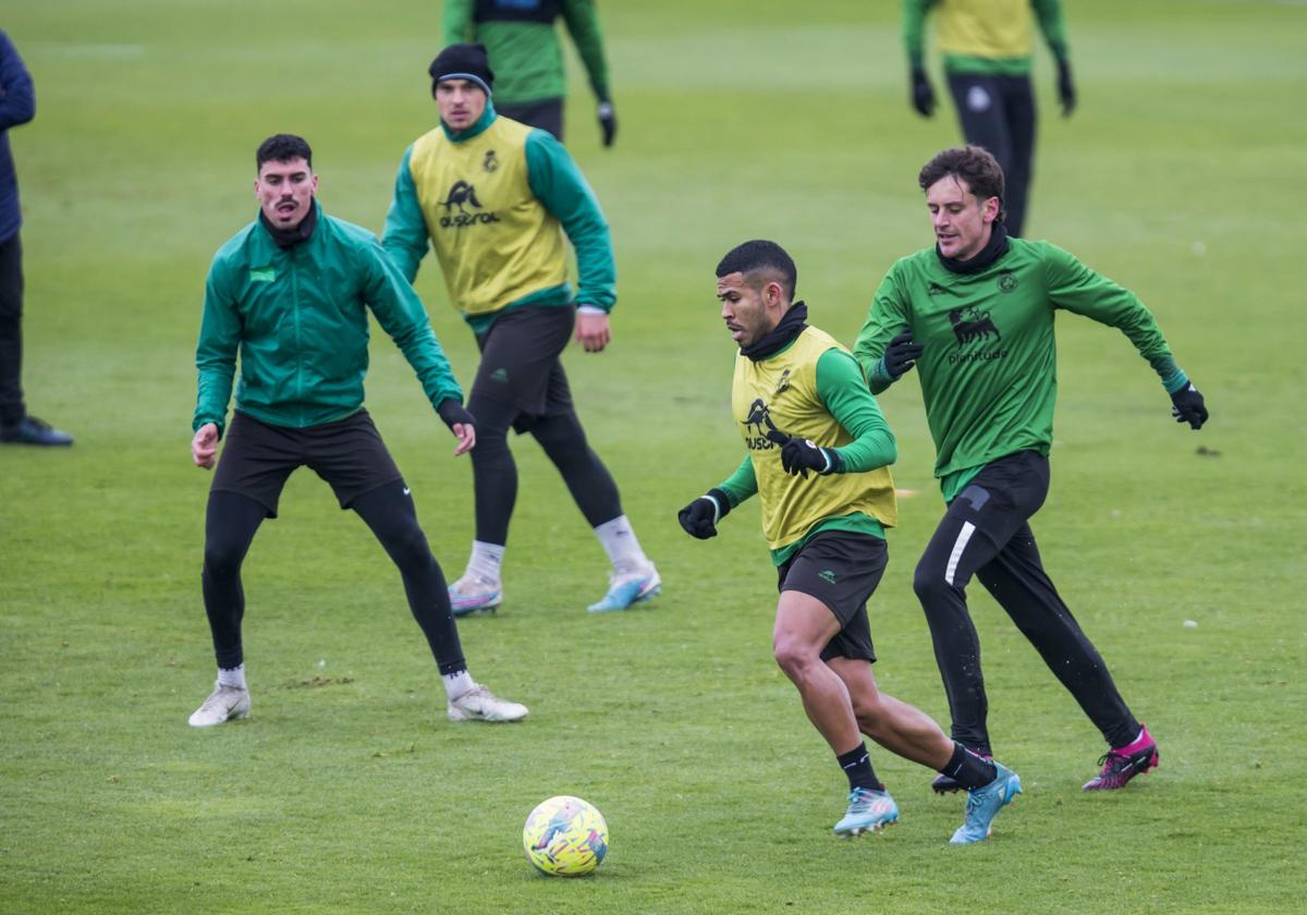 Juergen, perseguido por Sangalli en un entrenamiento en La Albericia.