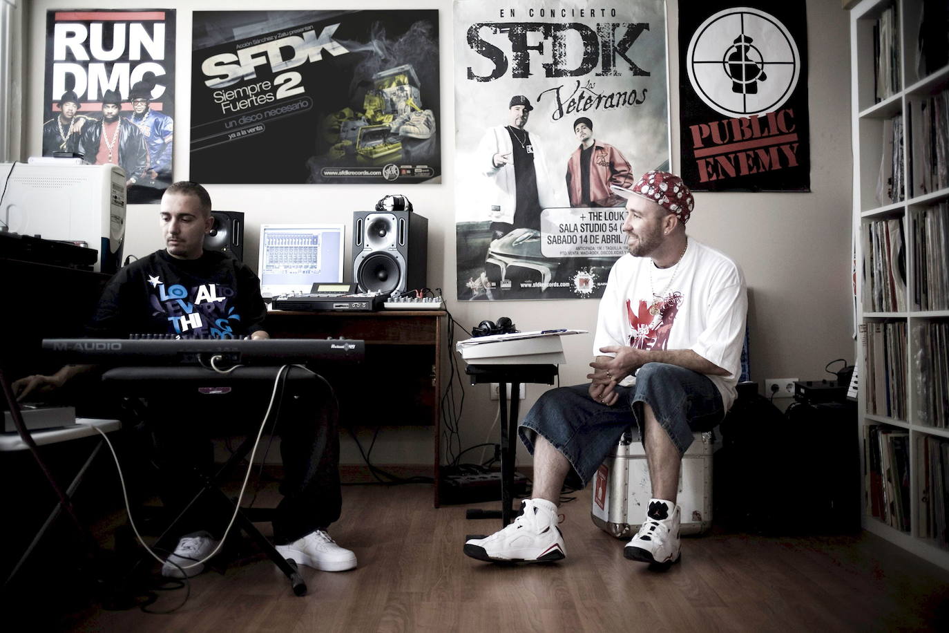 Un grupo clave en la escena hip hop nacional es sin duda el formado por los sevillanos SFDK. Activos desde 1993 sin interrupción, han sido reconocidos como la Medalla de Oro de la Ciudad de Sevilla en 2020. Diez álbumes de estudio e incontables giras donde El Ingeniero, Zatu o el Niño Güey conectan con su público cada vez que suben al escenario.