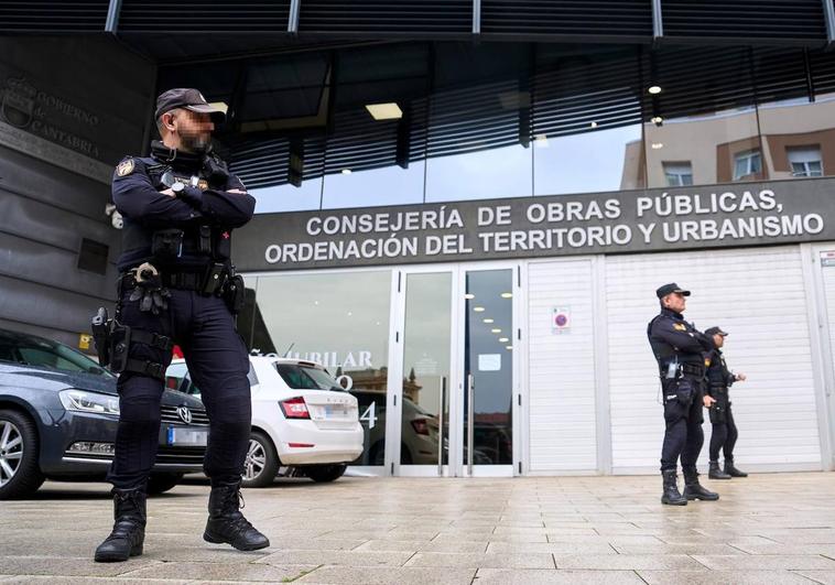 Efectivos de la Policia Nacional el dia del registro