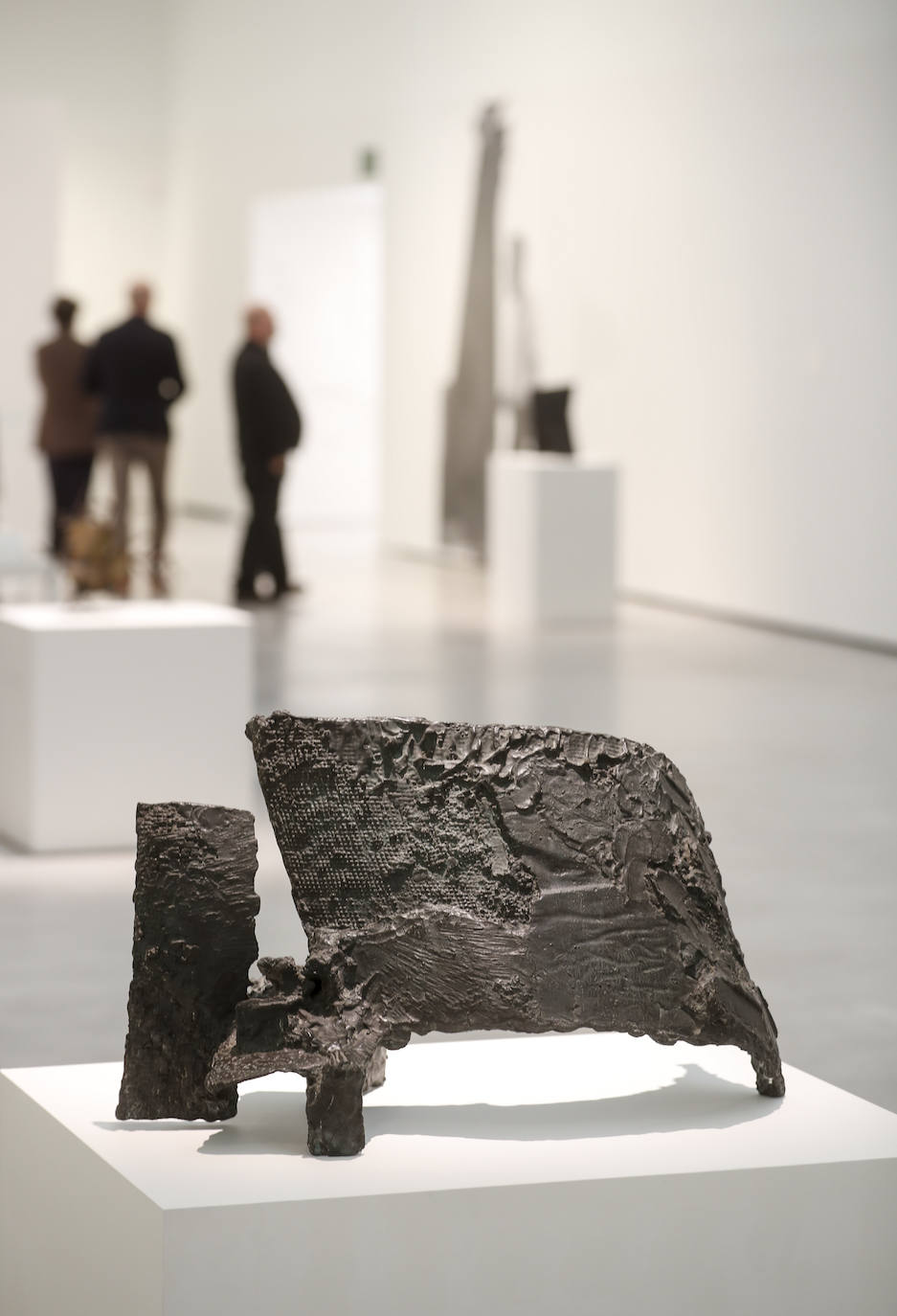 Esculturas formadas por grandes chapas de hierro y materiales de desecho que el artista soldaba entre sí para construir una composición para plantear «una ordenación del caos»