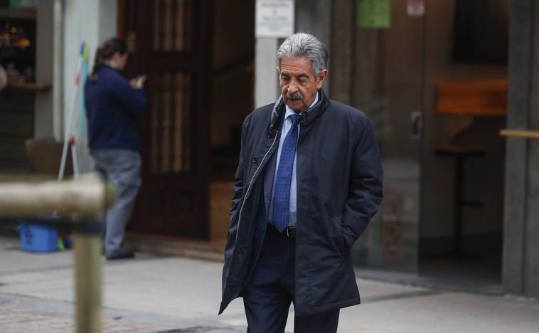 Imagen principal - Arriba, Revilla entrando solo y cabizbajo a la sede del Gobierno regional. Abajo, el cuaderno de apuntes de Revilla y el presidente ya en la sala de prensa. 