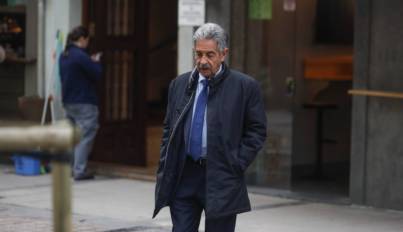 Miguel Ángel Revilla ha llegado solo y cabizbajo a la sede del Gobierno regional para ofrecer la rueda de prensa convocada para este viernes.
