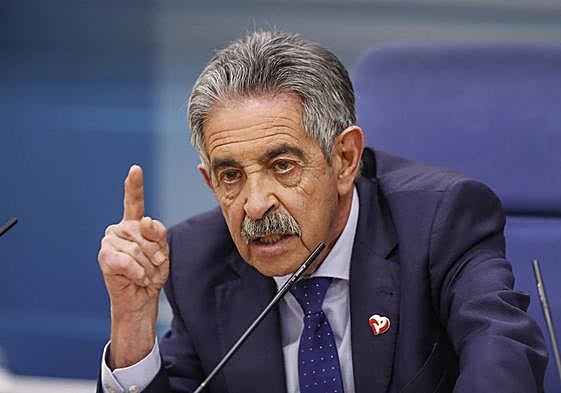 El presidente de Cantabria, Miguel Ángel Revilla, este viernes en la sede del Gobierno.